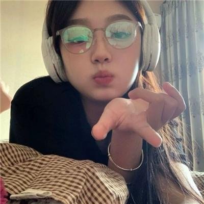 她来到我身边